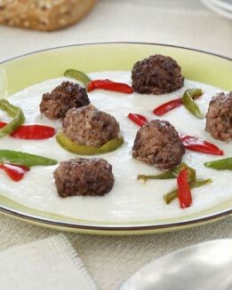 POLENTA CON MINI ALBÓNDIGAS DE CURRY