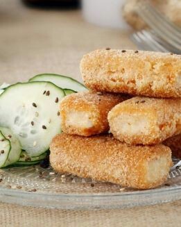 PALITOS DE PESCADO EMPANADOS CON ENSALADA DE PEPINO Y SÉSAMO