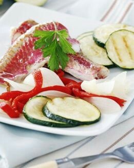 SALMONETES AL HORNO CON ENSALADA DE CEBOLLA
