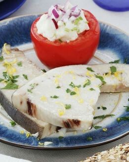 PEZ ESPADA CON TOMATES RELLENOS