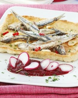 TARTALETA DE BOQUERONES CON ENSALADA DE REMOLACHA Y RÁBANOS