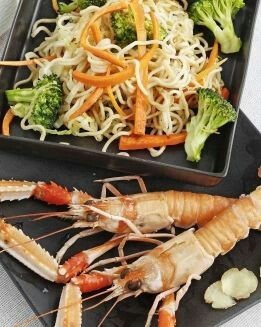 CIGALAS CON FIDEOS CHINOS Y VERDURAS