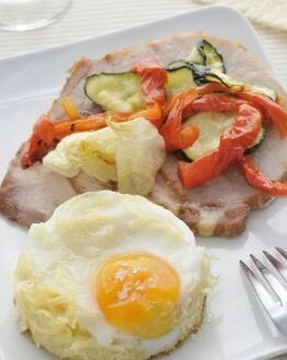 HUEVOS CON LOMO DE SAJONIA Y ENSALADA DE VERDURAS ASADAS