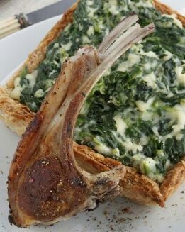 TARTALETAS DE ESPINACAS Y HUEVOS CON CHULETILLAS DE CORDERO
