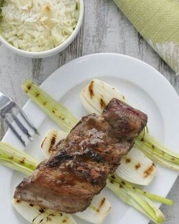 COSTILLAS DE CERDO CON SALSA DULCE Y AJOS TIERNOS Y ARROZ DE AJO
