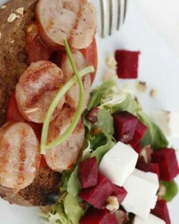 ENSALADA DE REMOLACHA CON TOSTADAS DE BUTIFARRA BLANCA