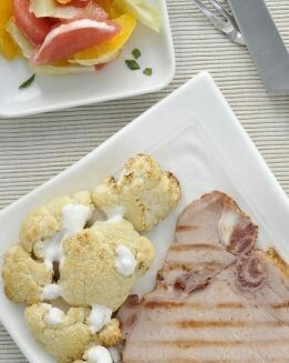 COLIFLOR ASADA CON SALSA DE YOGUR, CARNE AHUMADA Y ENSALADA DE CÍTRICOS