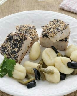 ATÚN CON SÉSAMO Y ÑOQUIS