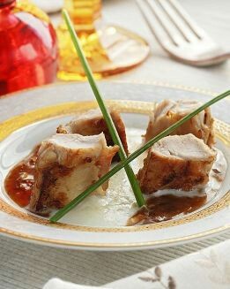 LOMOS DE CONEJO AL OPORTO CON PURÉ DE VAINILLA