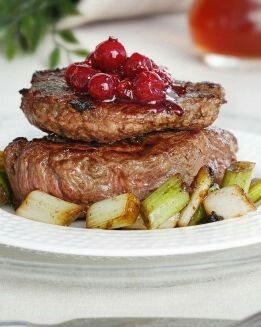 SOLOMILLO DE TERNERA CARAMELIZADO CON SALSA DE GROSELLAS