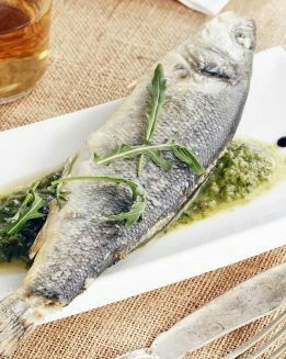 LUBINA AL HORNO CON SALSA DE RÚCOLA
