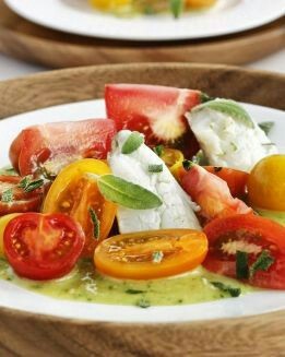 ENSALADA DE TOMATES CON DORADA