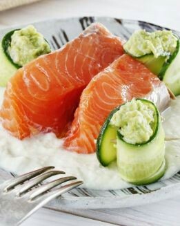 SALMÓN CON SALSA DE CEBOLLETA Y ENSALADA DE PEPINO Y AGUACATE