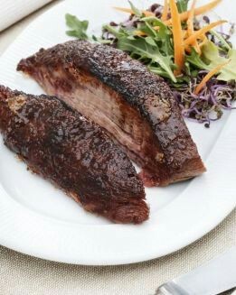 SECRETO IBÉRICO CARAMELIZADO CON ENSALADA