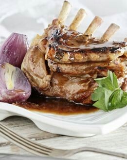 CARRÉ DE CORDERO ASADO, CON CEBOLLAS Y CALDO PERLADO AL AZAFRÁN