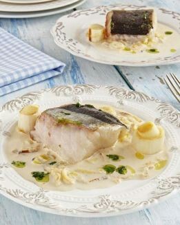 MERLUZA A LA PLANCHA CON FONDU DE PUERROS