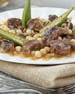 CARNE GUISADA CON OKRA Y GARBANZOS