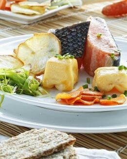 HUEVOS, SALMÓN Y CRISPY DE VERDURAS
