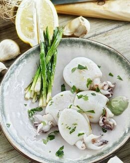SEPIA A LA PLANCHA CON AJOS TIERNOS Y MAYONESA DE WASABI