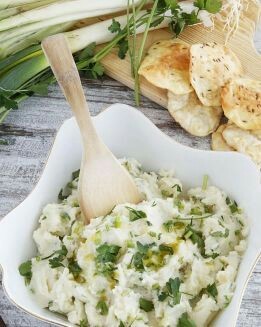 PURÉ VERDE CON PAN DE CARDAMOMO