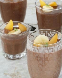 CREMA DE CHOCOLATE CON PLÁTANOS Y CIRUELA