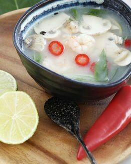 SOPA TAILANDESA DE GAMBAS Y CHAMPIÑONES