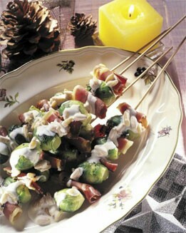 BROCHETAS DE COLES CON CREMA DE PIÑONES TOSTADOS