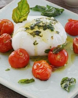 BURRATA CON ALBAHACA Y TOMATES DESECADOS