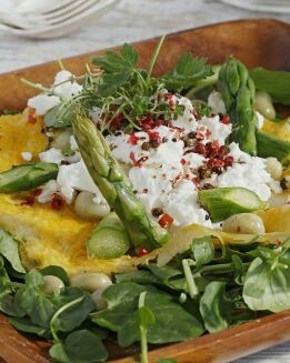 ENSALADA DE HUEVOS REVUELTOS CON BERROS Y HIERBAS