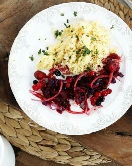 CUSCÚS CON ENSALADA ROJA