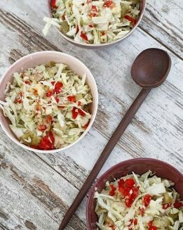 ENSALADA DE REPOLLO Y COLES CON ADEREZO DE TAHÍN
