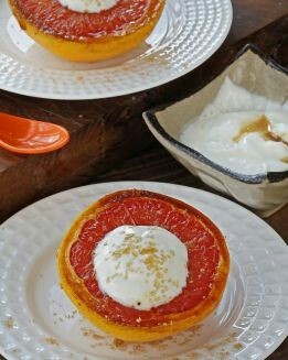 POMELO ASADO CON YOGUR CASERO