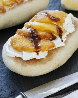 NAAN CON MELOCOTÓN Y RICOTTA