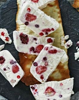 POLOS DE YOGUR Y FRUTOS ROJOS CON BARQUILLOS