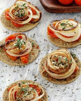 GALLETAS DE AVENA CON CEBOLLA Y TOMATE ASADO