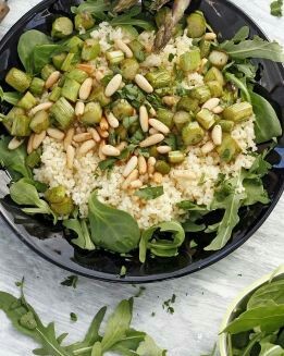 ENSALADA DE ESPÁRRAGOS CON MANTEQUILLA, SÉMOLA Y PIÑONES