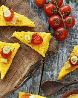 PASTEL DE POLENTA CON TOMATES