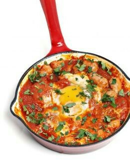 RAGOUT DE SALCHICHAS CON HUEVOS A LA MARROQUÍ