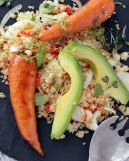 ENSALADA DE ZANAHORIAS, BROTES Y AGUACATE