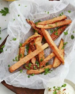 BATATAS CRUJIENTES CON SALSA DE YOGUR