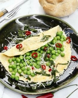 TORTILLA DE GUISANTES CON MANTEQUILLA Y QUESO PARMESANO