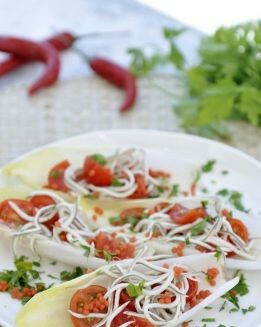 ENSALADA DE TOMATES CHERRY CON GULAS Y VINAGRETA DE CAVIAR