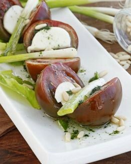 ENSALADA DE KUMATO, MOZARELA Y AJOS TIERNOS