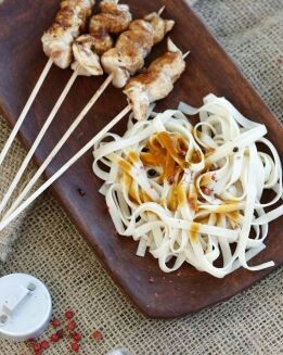 BROCHETAS DE POLLO CON NOODLES EN SALSA DE CACAHUETES