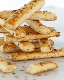 PALITOS DE QUESO CON SEMILLAS DE ALCARAVEA