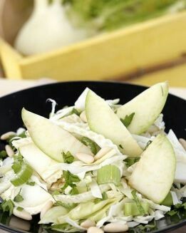 ENSALADA DE APIO, MANZANA, HINOJO Y REPOLLO