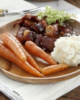 CORDERO CARAMELIZADO CON PARMENTIER DE VAINILLA Y ZANAHORIAS