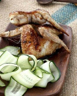 ALITAS DE POLLO COREANAS CON ENSALADA DE PEPINO