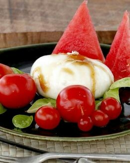 ENSALADA CAPRESE CON SANDÍA A LA  PARRILLA