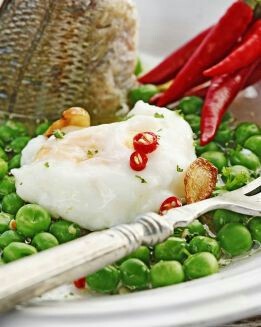GUISANTES TIERNOS CON HUEVO Y MERLUZA